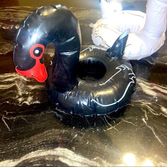 Set of 4 brand new inflatable drink holders / swans - Picture 3 of 4